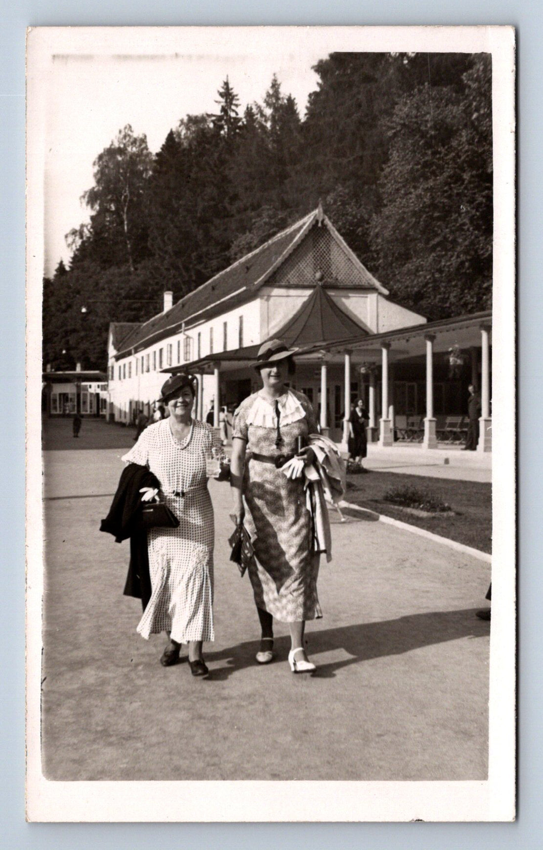 Pohlednice DVĚ ŽENY V ŠATECH - JULIUS MOTAL FOTOGRAF (ST3031)
