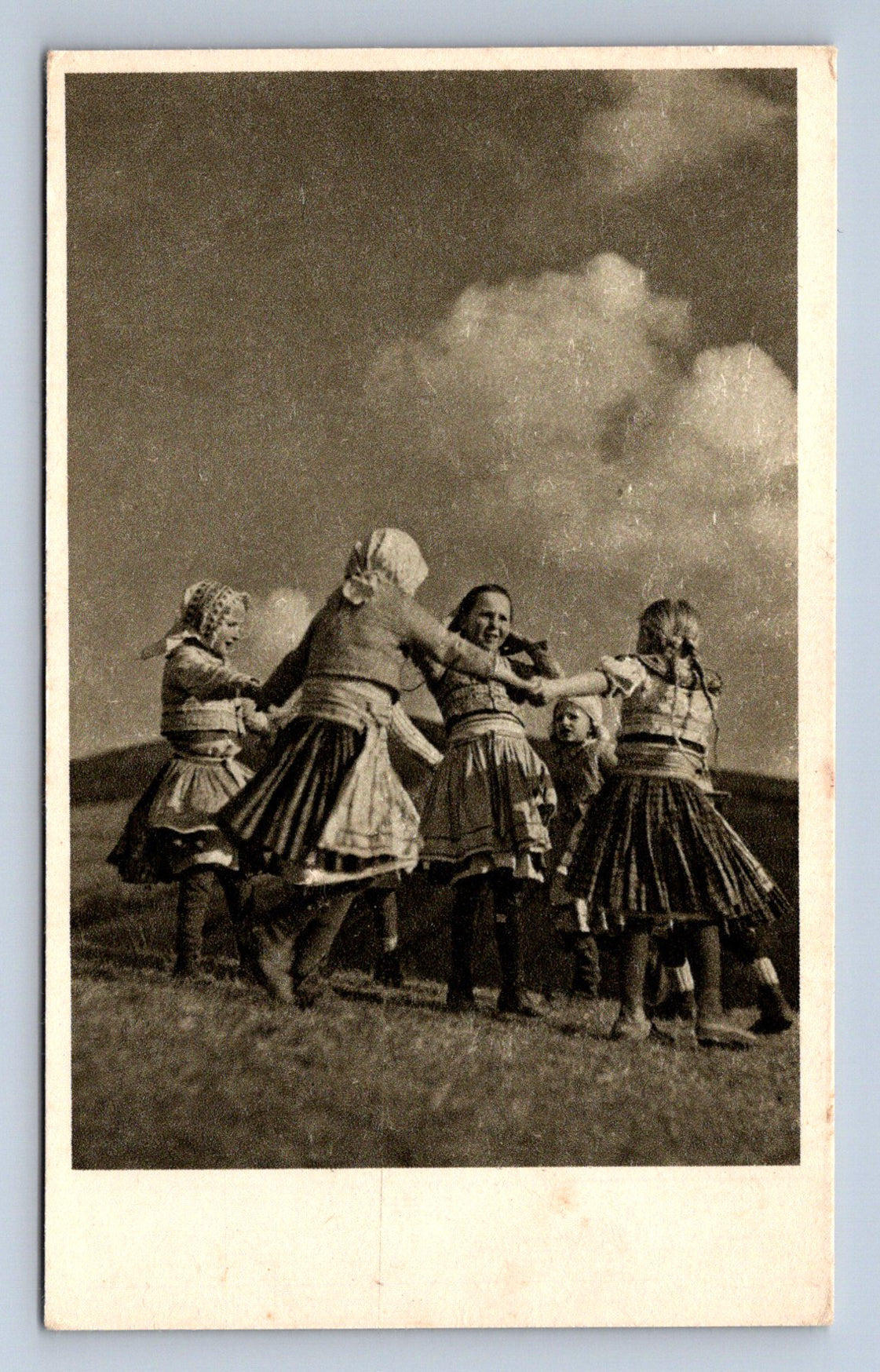 Pohlednice JARO A MLÁDÍ V ČESKOSLOVENSKÉ FOTOGRAFII (ST3072)