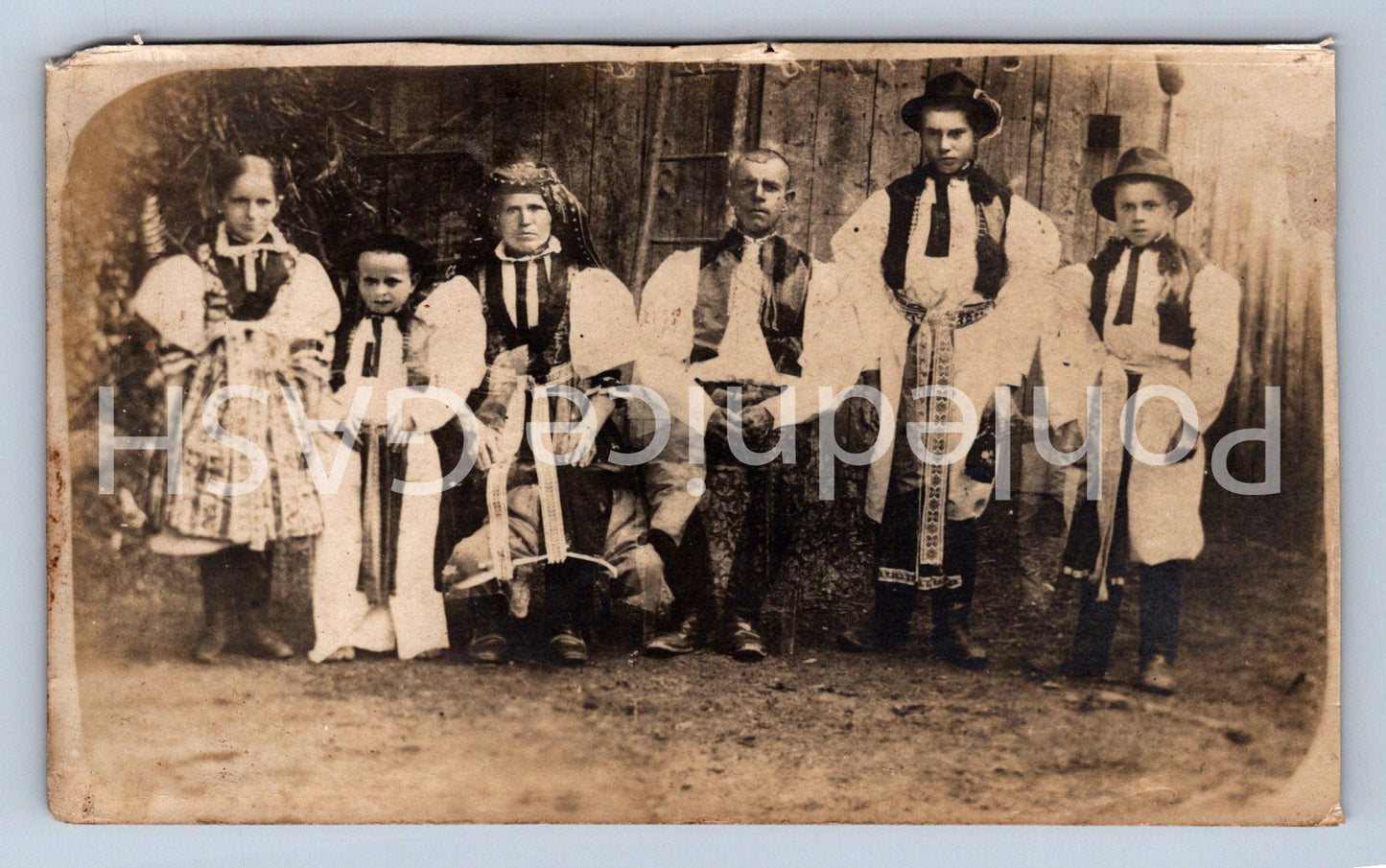 Pohlednice RODINA V KROJÍCH (ST9344)