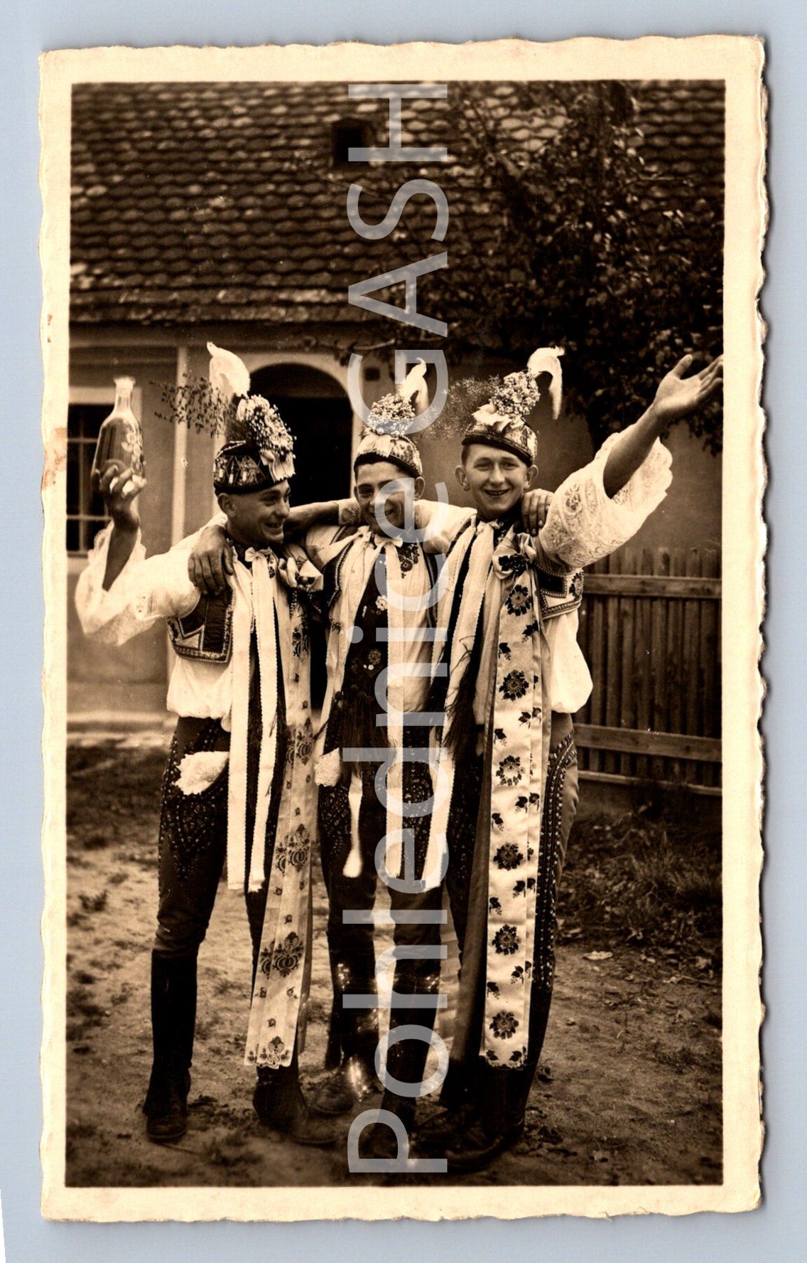 Pohlednice MORAVSKÉ KROJE VESELO V LANŽHOTĚ JE (ST9447)