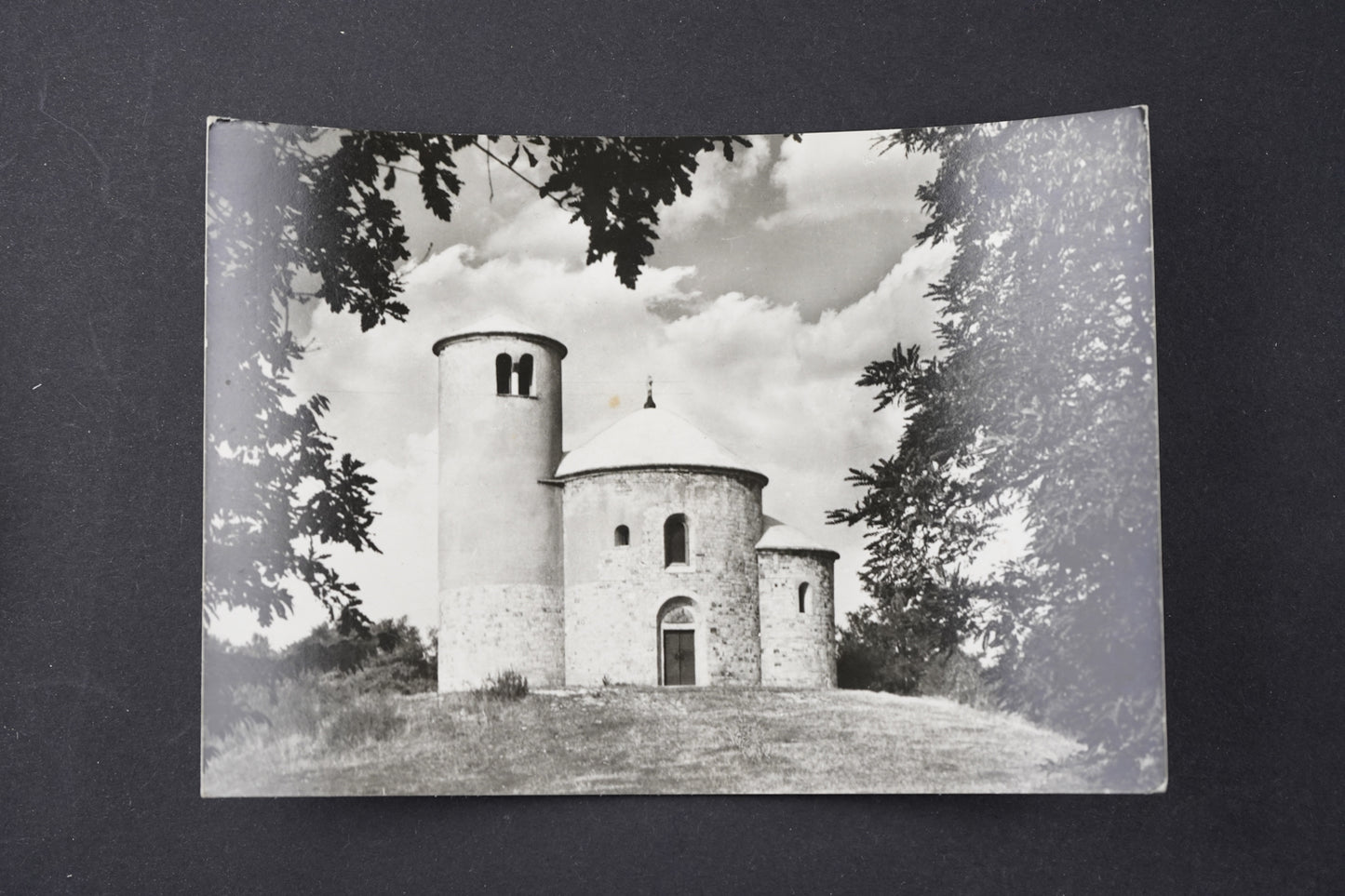 Pohlednice Říp, Kostelík sv. Jiří - románská rotunda (x6354)