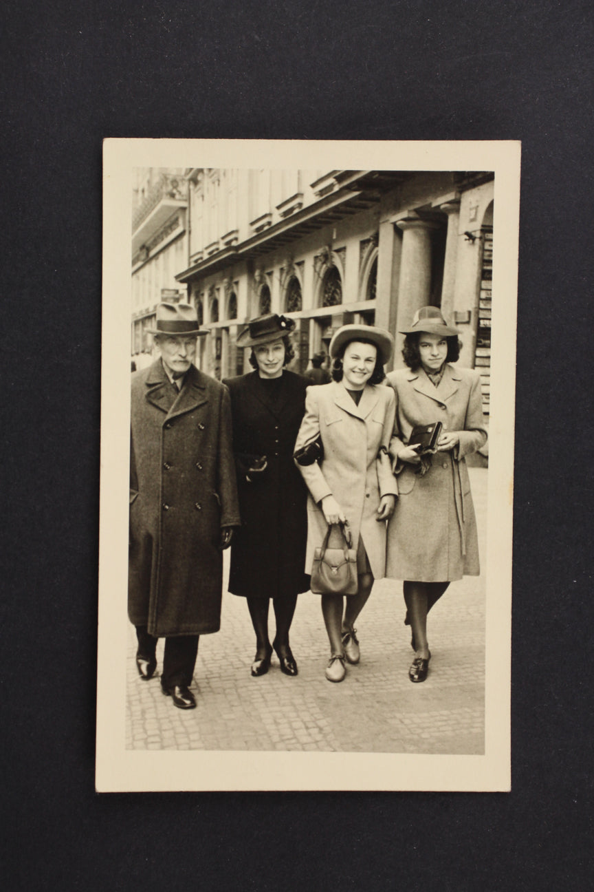 Pohlednice Skupina lidí na procházce Mojmír Svaro fotograf (x7452)