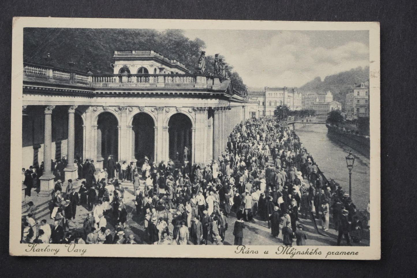 Pohlednice KARLOVY VARY RÁNO U MLÝNSKÉHO PRAMENE x8708