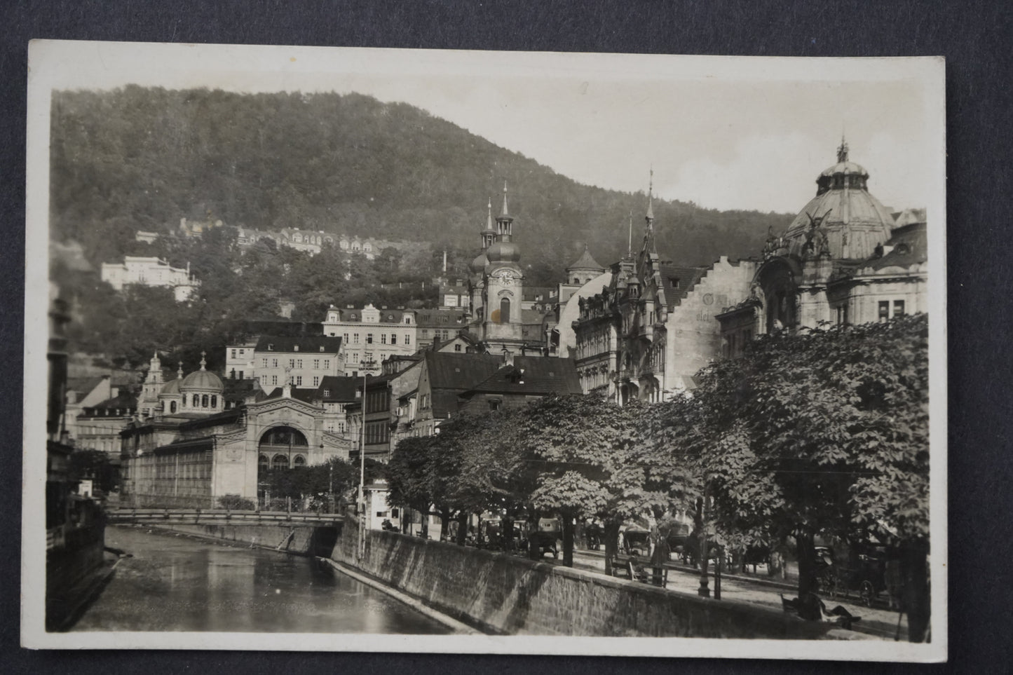 Pohlednice KARLOVY VARY POHLED NA VŘÍDELNÍ KOLONÁDU A KAT KOSTEL x8709