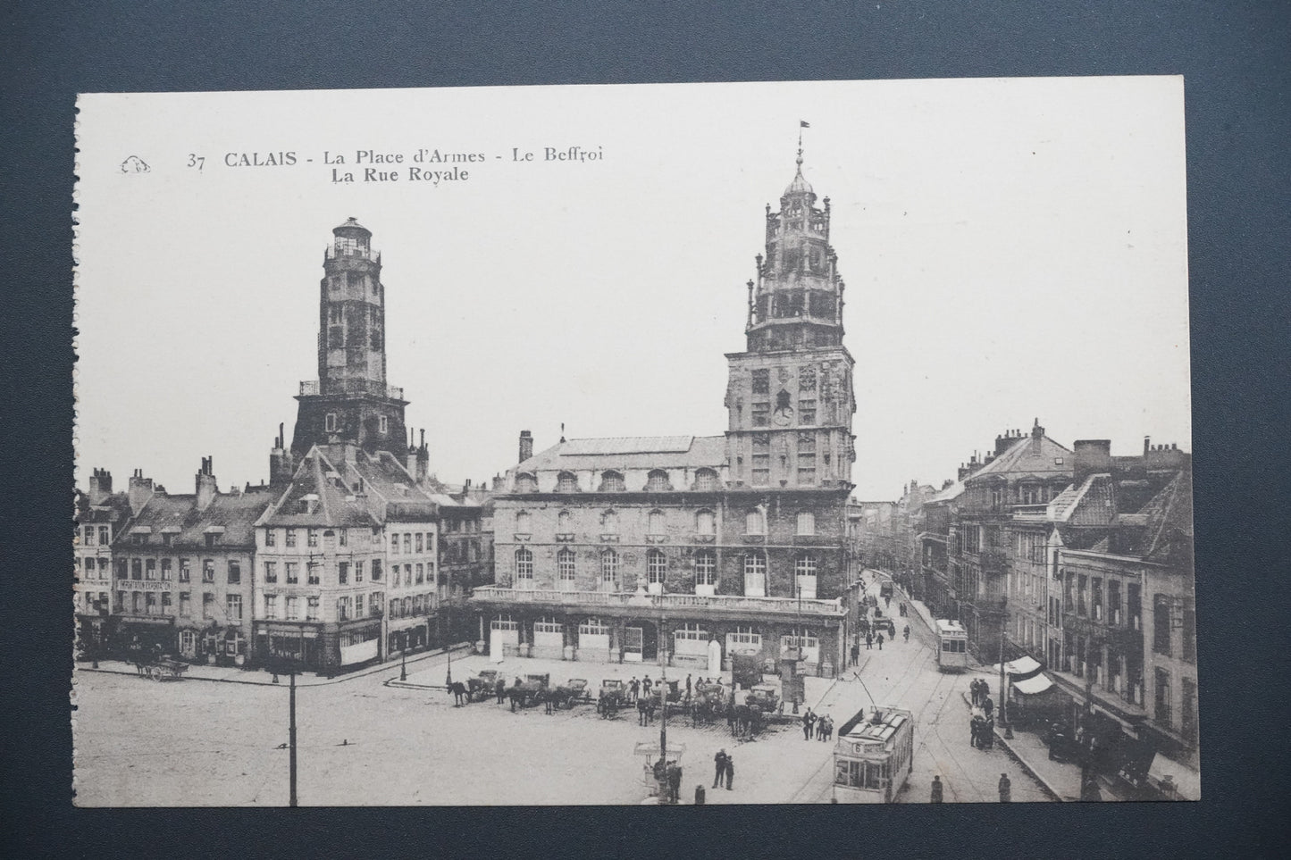 Pohlednice Calais – Place d'Armes, Beffroi a Rue Royale (x9623)