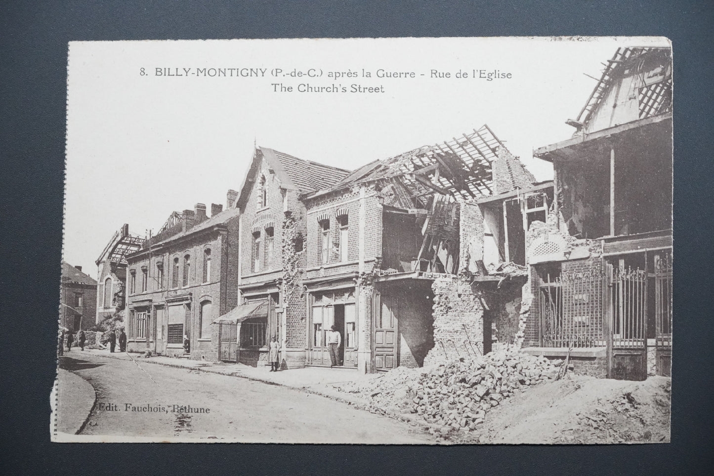 Pohlednice Billy-Montigny – Rue de l'Église po válce (x9646)