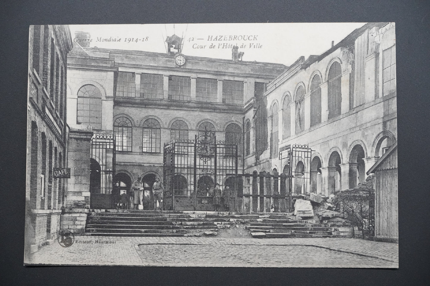 Pohlednice Hazebrouck – dvůr radnice, válka 1914–18 (x9688)