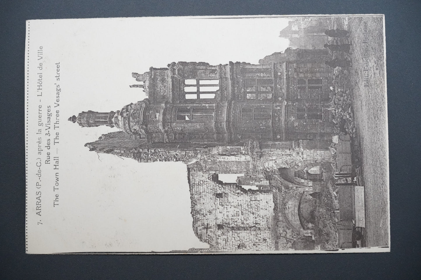 Pohlednice Arras – radnice, ulice Tří tváří po válce (x9704)