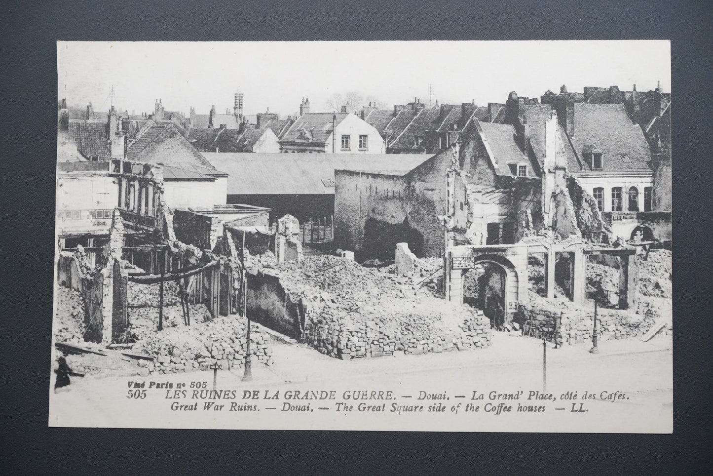 Pohlednice Douai – náměstí, strana s kavárnami (x9711)