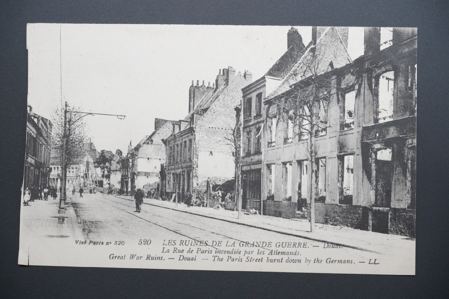 Pohlednice Douai – ulice Paříž vypálena Němci (x9715)