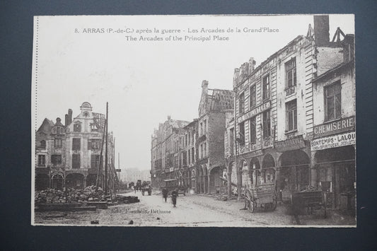 Pohlednice Arras – arkády hlavního náměstí po válce (x9830)