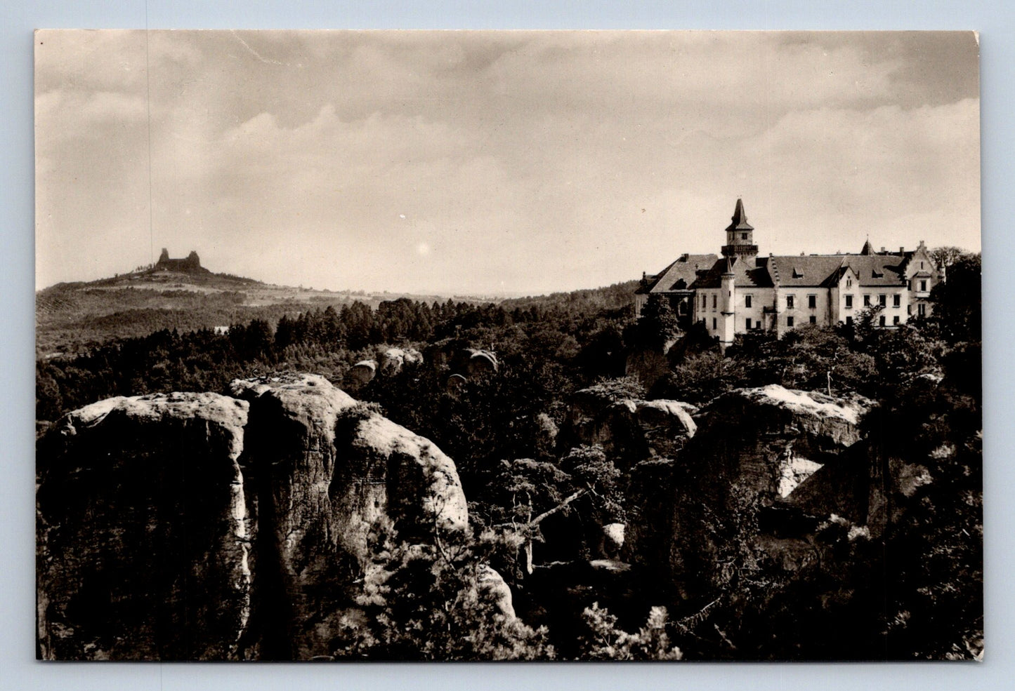 Pohlednice ČESKÝ RÁJ HRUBÁ SKÁLA V POZADÍ TROSKY (x16409)