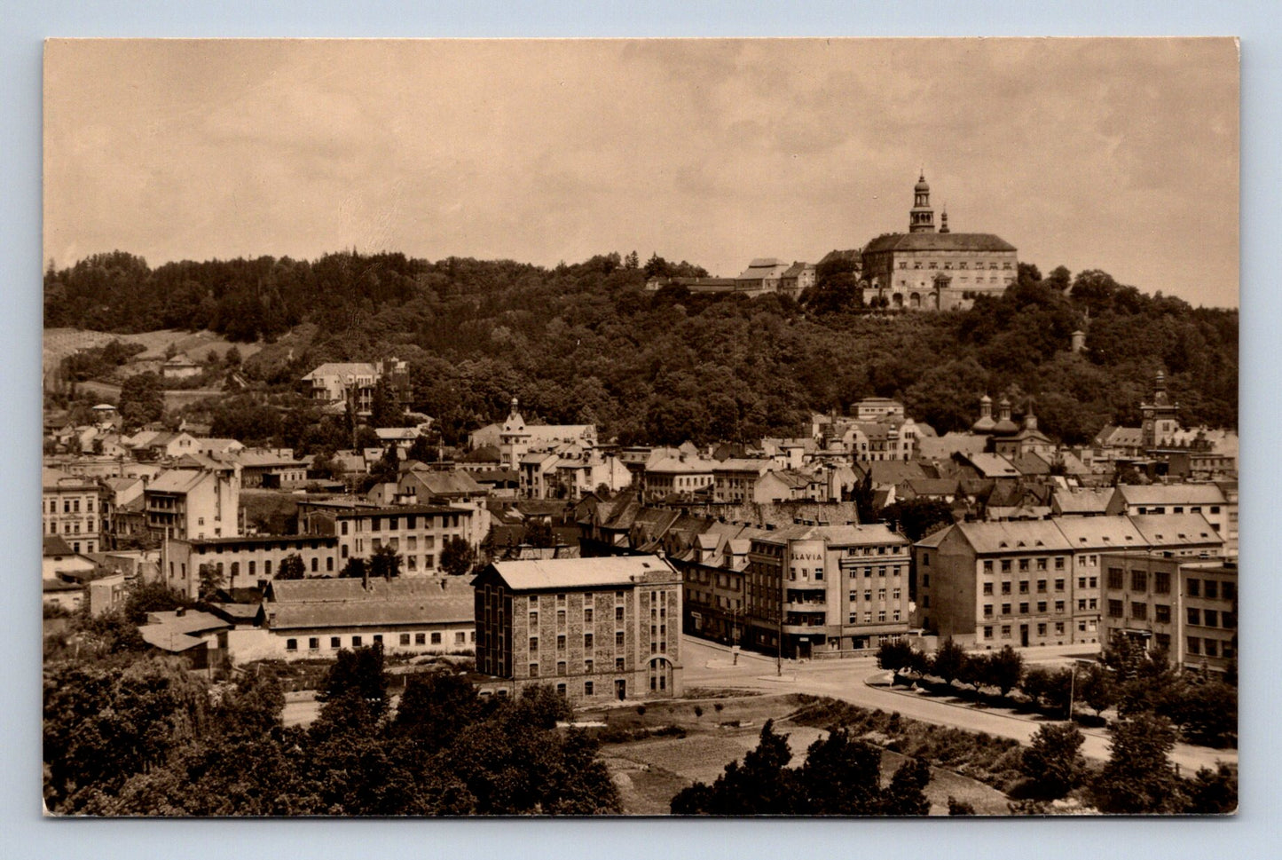 Pohlednice NÁCHOD - POHLED NA MĚSTO SE ZÁMKEM OD JIHU (x16420)