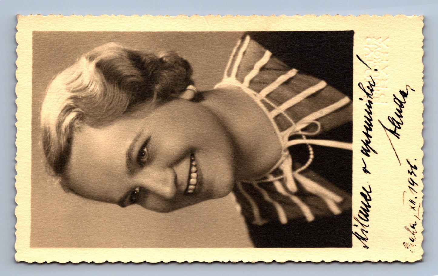 Pohlednice ŽENA S ÚSMĚVĚM 1936 HEREČKA (x18239)