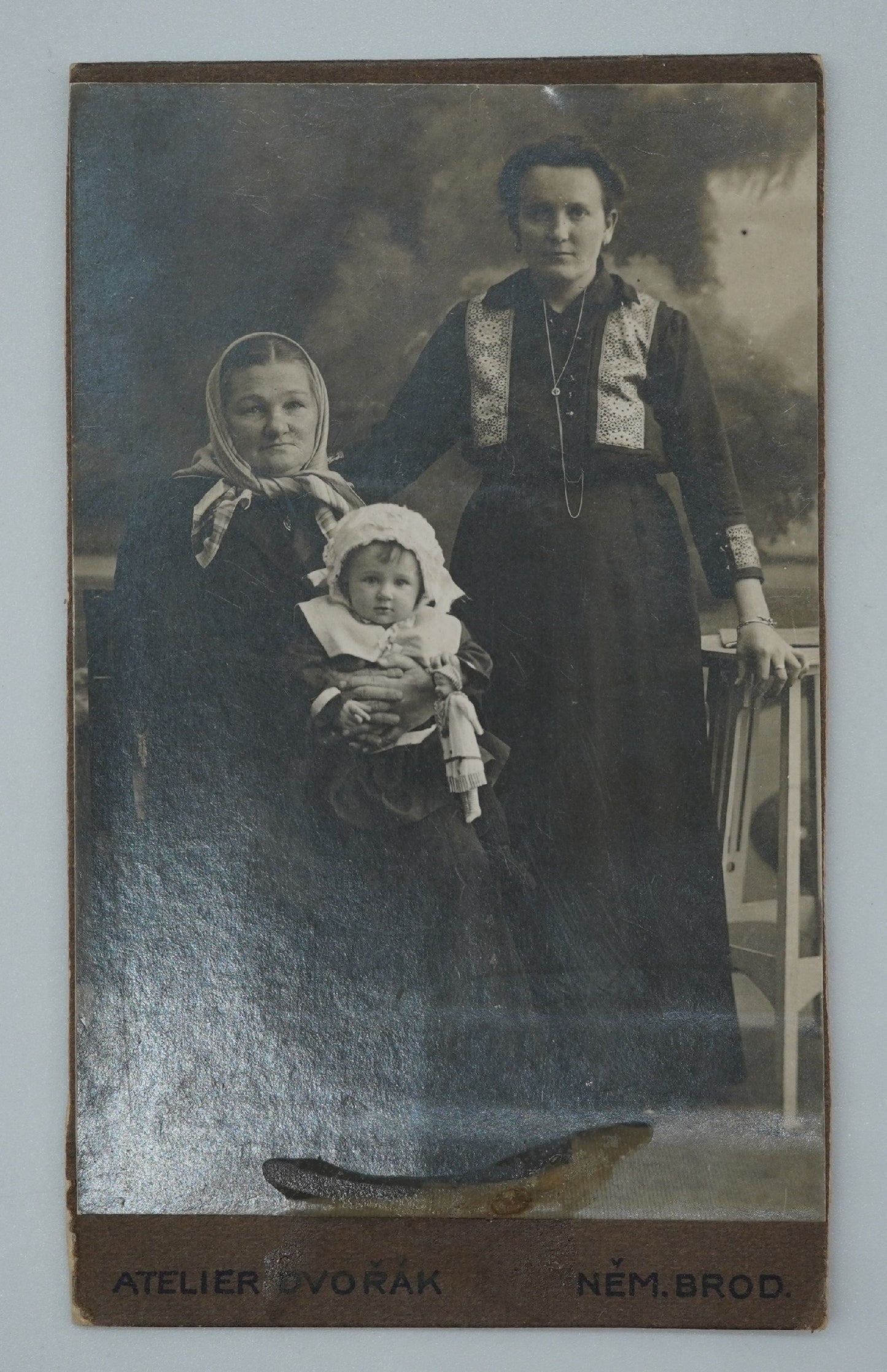 Fotografie MATKA DCERA BABIČKA ATELIER DVOŘÁK NĚM. BROD (x18808)