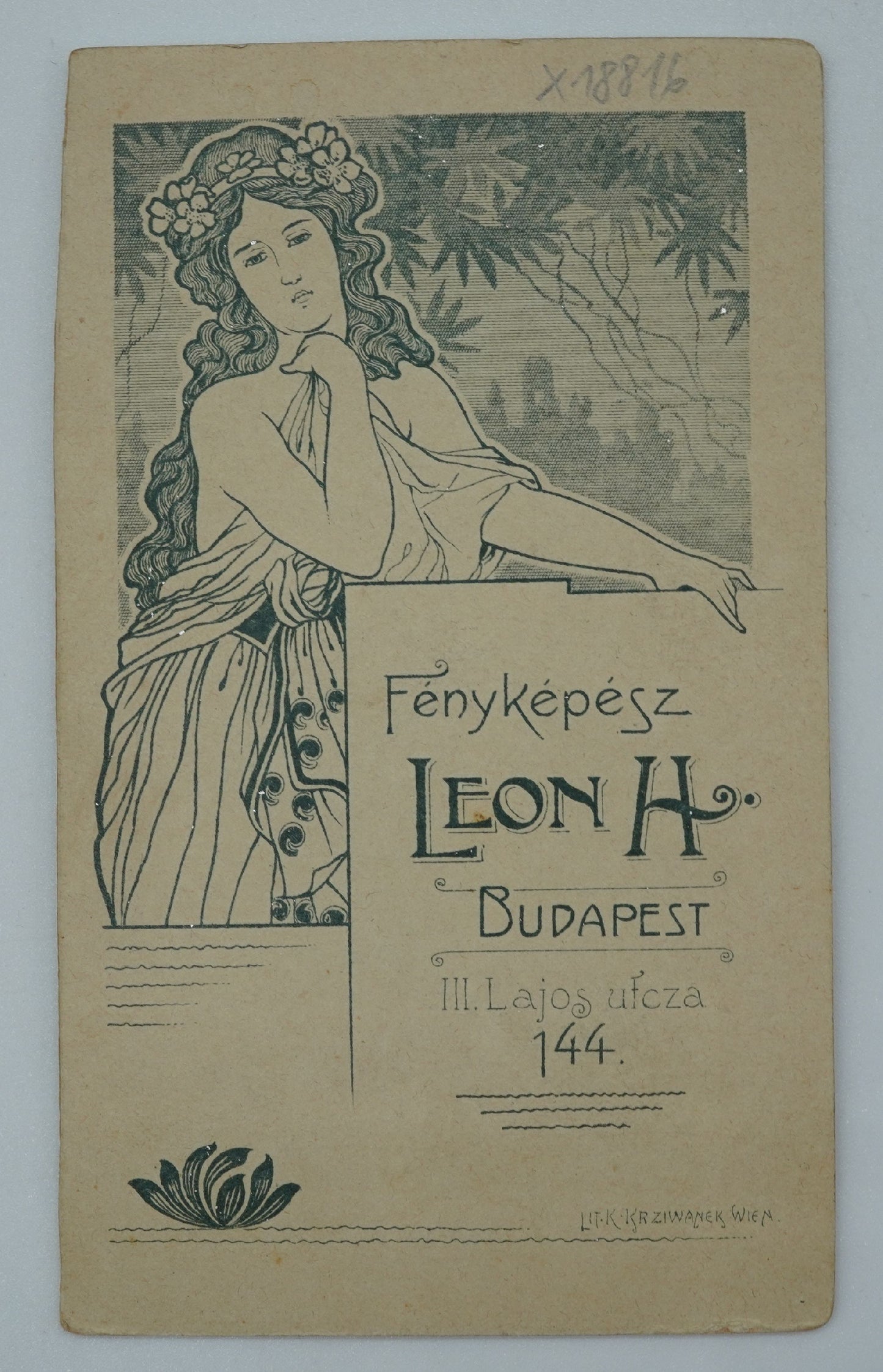 Fotografie DÍTĚ V KOŽICHU FÉNYKÉPÉSZ LEON H BUDAPEST (x18816)
