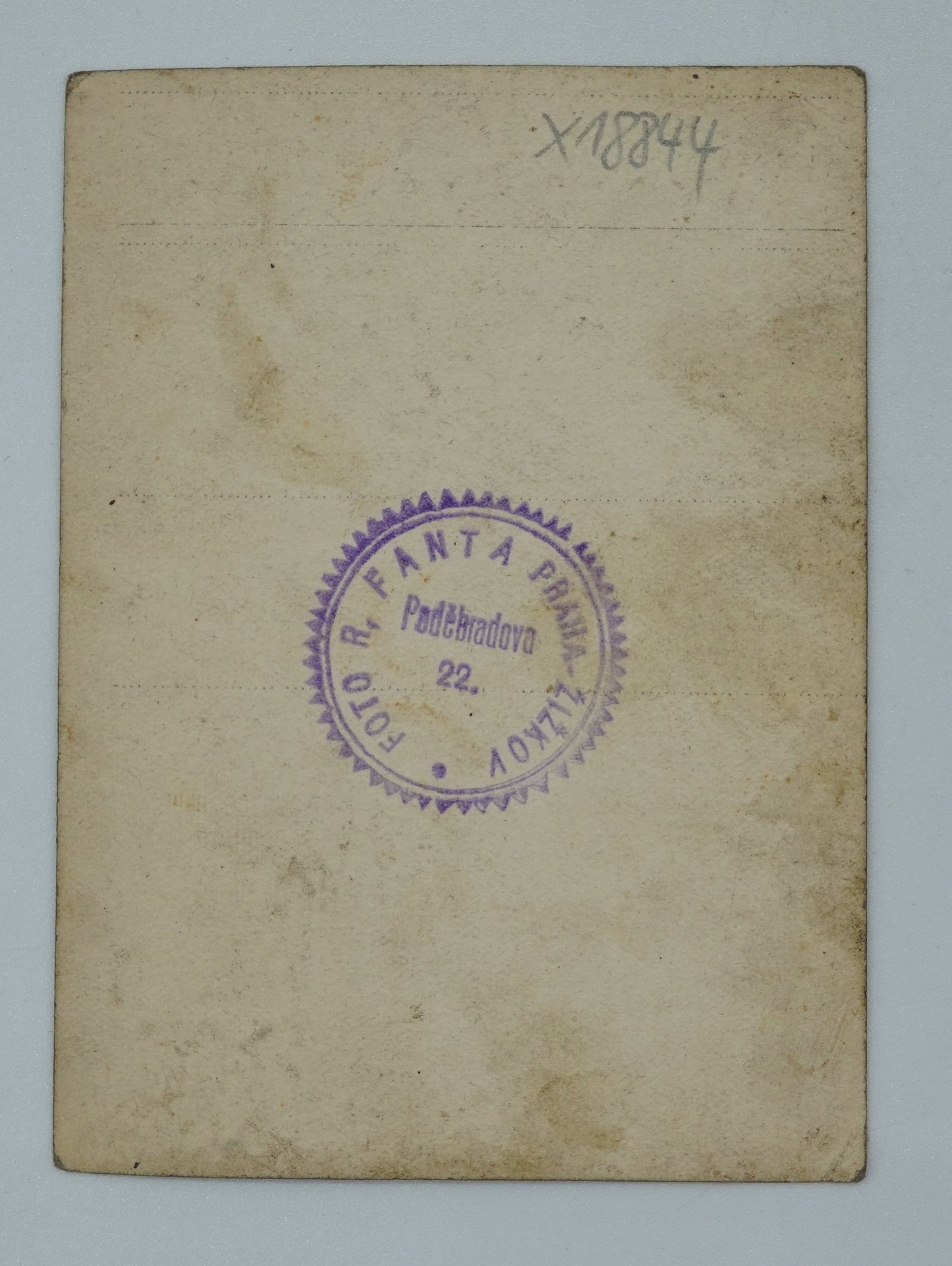 Fotografie DÍTĚ V ČERNÉM FOTO R. FANTA (x18844)