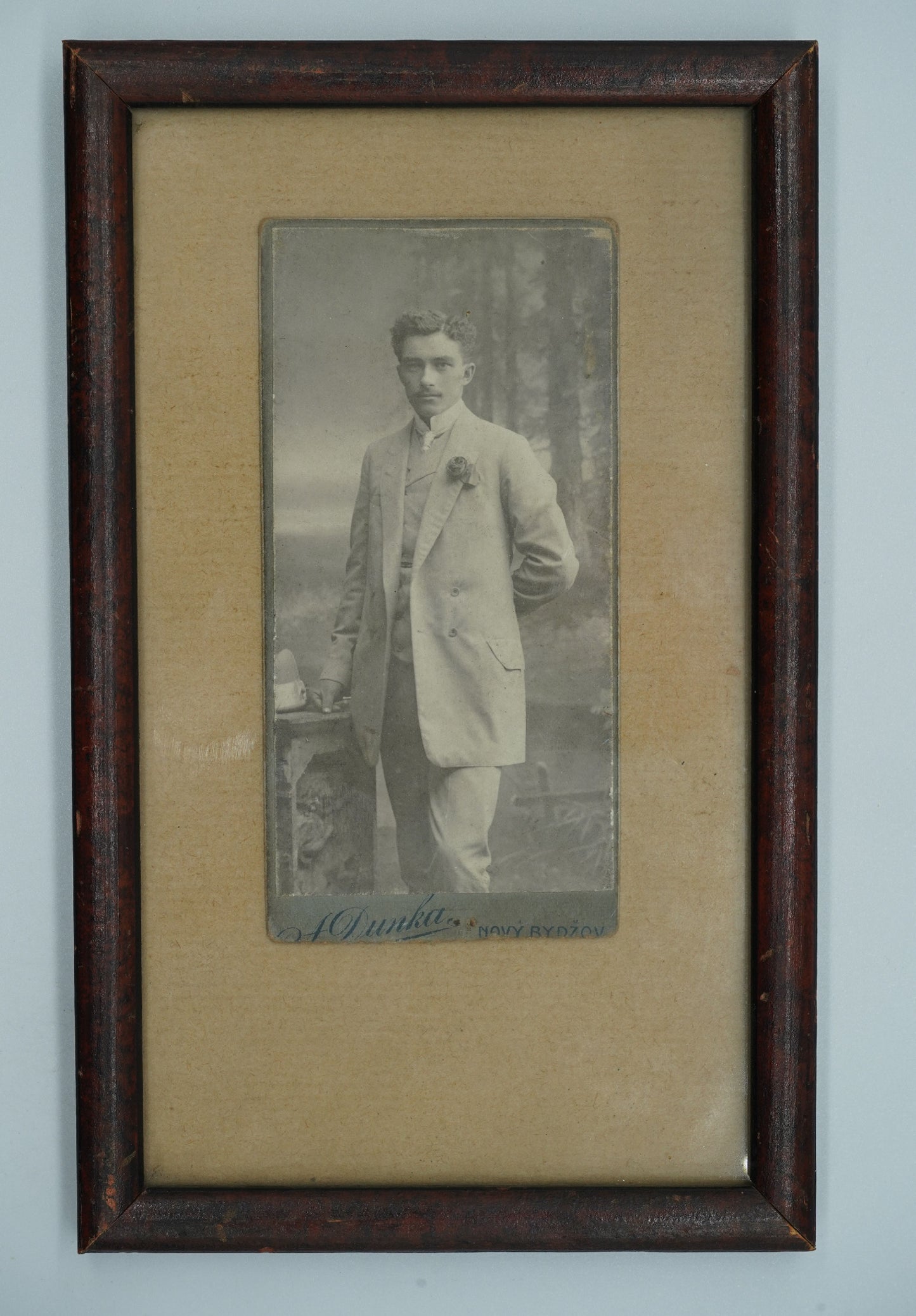 Fotografie MUŽ V OBLEKU A. DUNKA NOVÝ BYDŽOV (x18848)