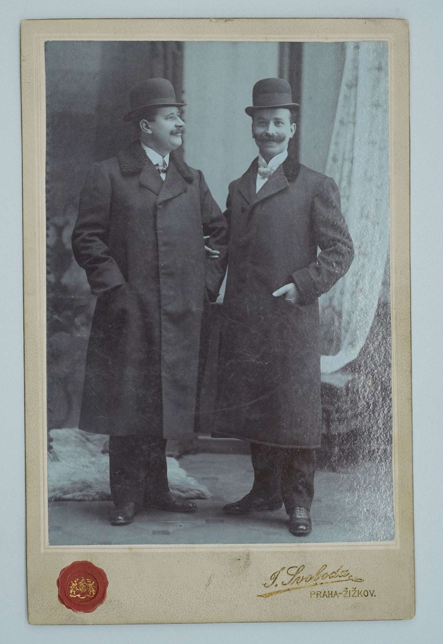Fotografie MUŽI V KABÁTECH J.SVOBODA PRAHA ŽIŽKOV (x18886)