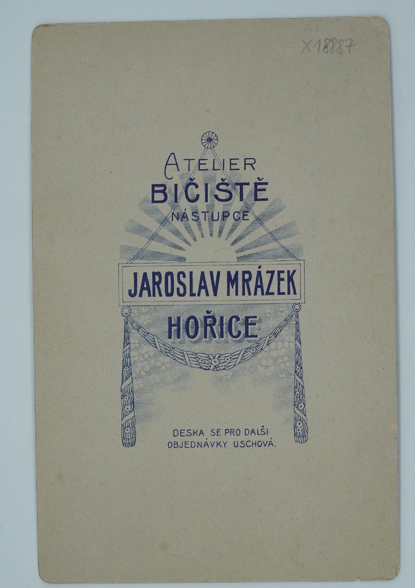Fotografie MUŽ S KNÍRKEM JAROSLAV MRÁZEK (x18887)