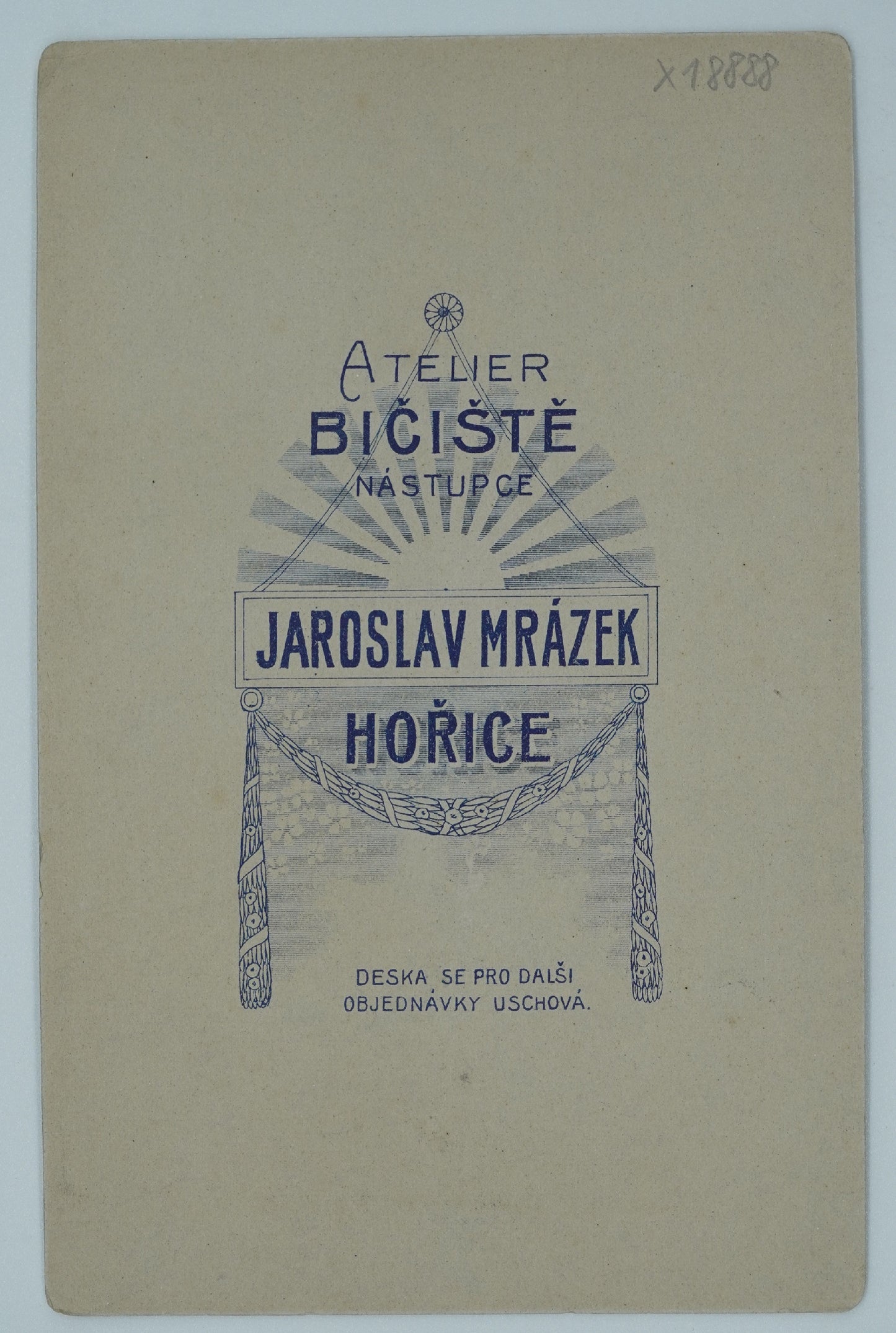 Fotografie ŽENA V ŠATECH JAROSLAV MRÁZEK (x18888)