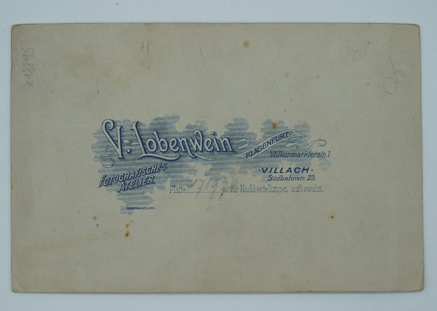 Fotografie MUŽ V UNIFORMĚ, ŽENA V ŠATECH V. LOBENWEIN (x18895)