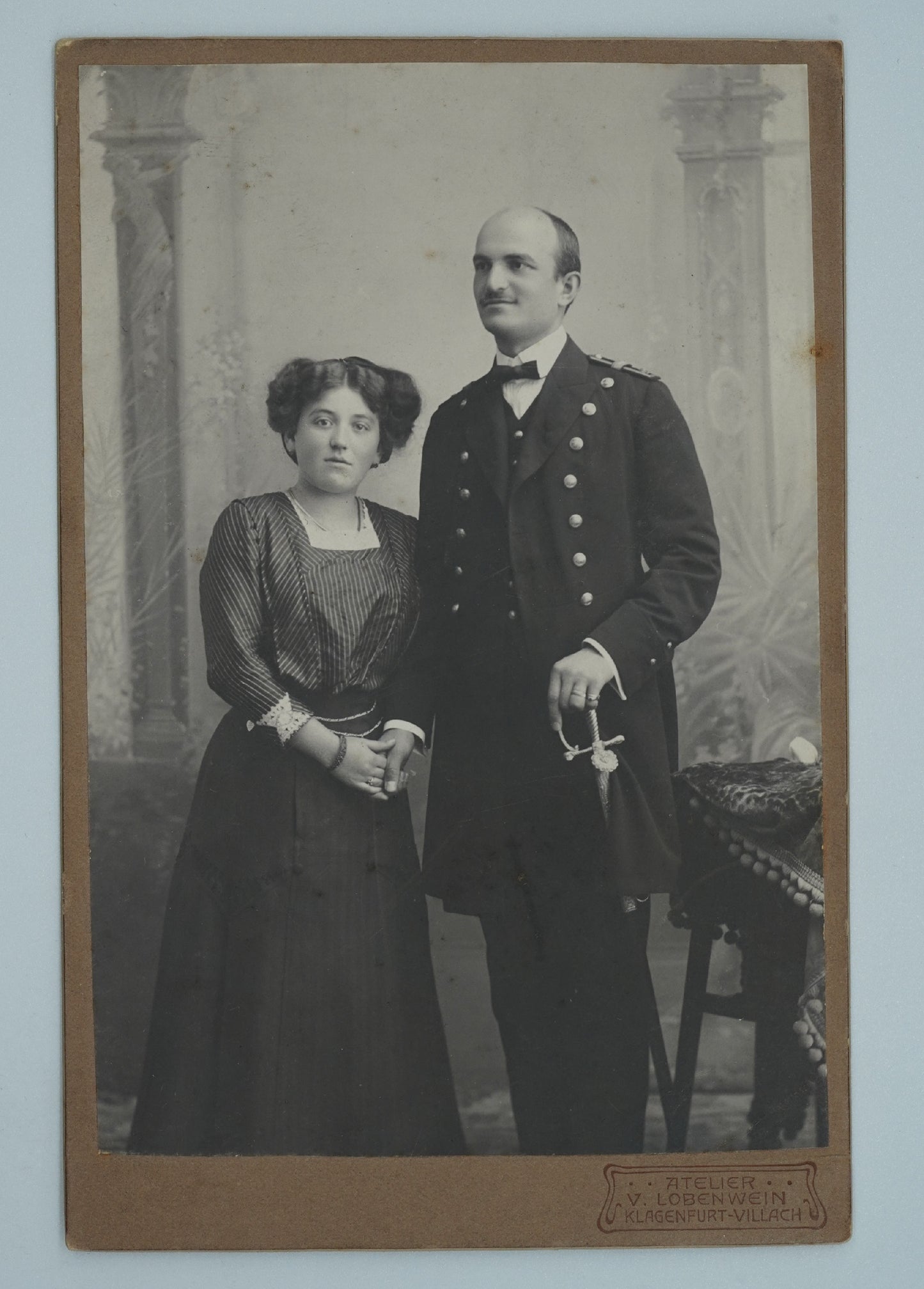 Fotografie MUŽ V UNIFORMĚ, ŽENA V ŠATECH V. LOBENWEIN (x18895)
