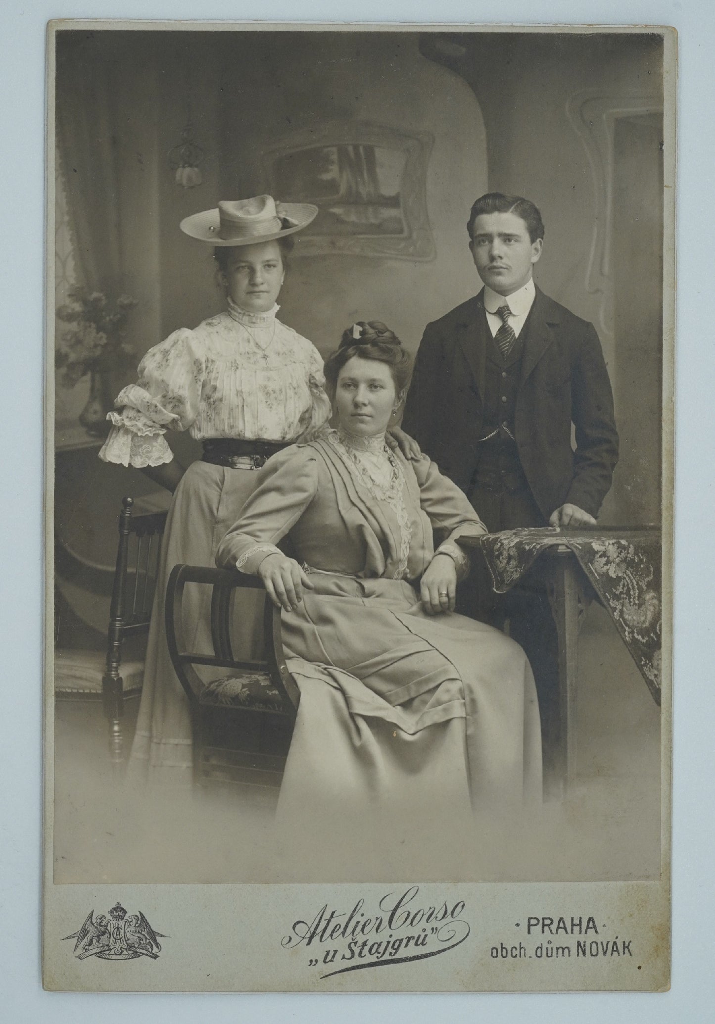 Fotografie DVĚ ŽENY A MUŽ ATELIER CORSO U ŠTAJGRŮ A. HOUSKA(x18923)