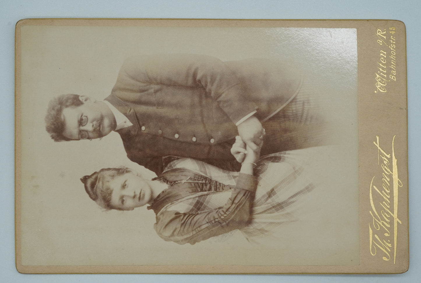 Photograph THE MAN WITH THE BEARD AND HIS DAUGHTER TH. KAPHENGST (x18941)