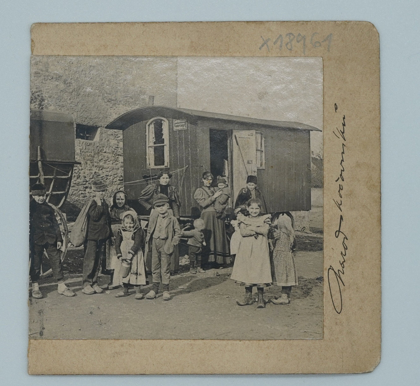 Fotografie DÍVKA A MARONGITÁCI (x18961)