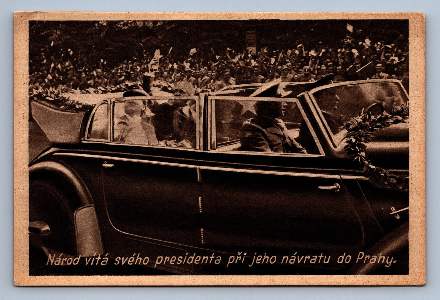 Pohlednice NÁROD VÍTÁ SVÉHO PRESIDENTA PO NÁVRATU DO PRAHY (x19142)
