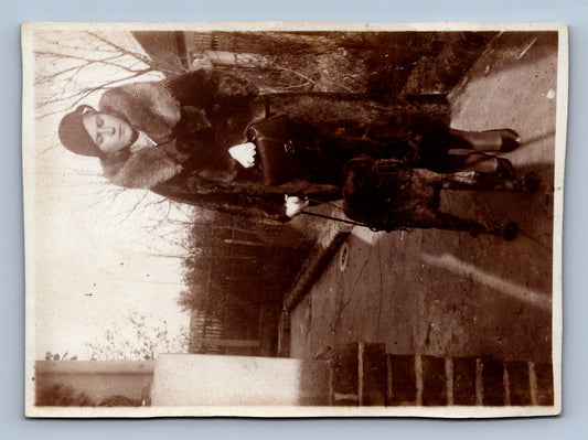 Pohlednice ŽENA V KOŽICHU SE PSEM (x19598)