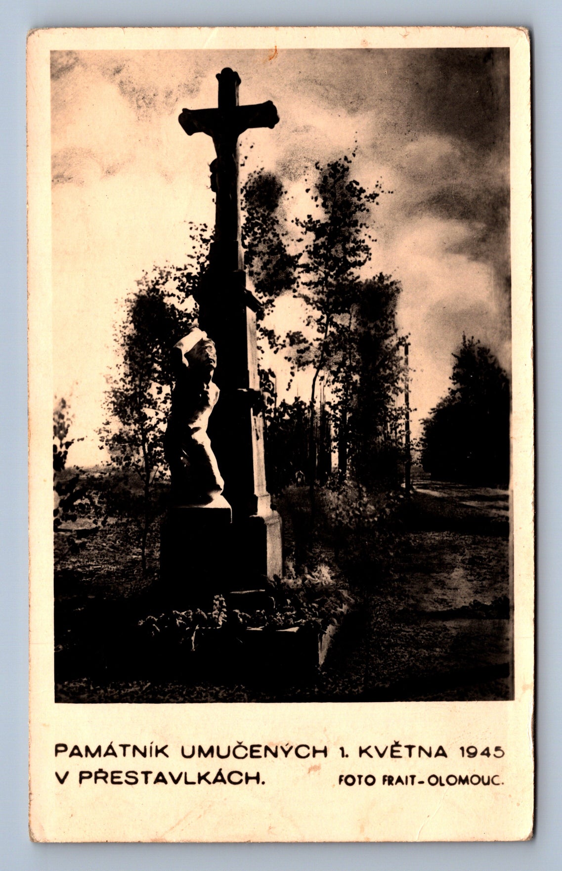 Pohlednice PAMÁTNÍK UMUČENÝCH 1. KVĚTNA 1945 V PŘESTAVLKÁCH (ST100)