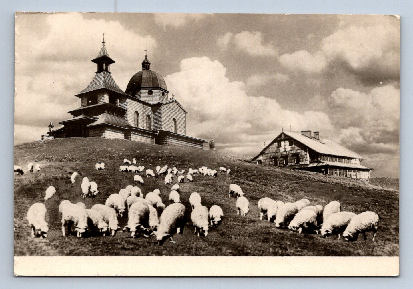 Pohlednice BESKYDY - kaple a útulna na Radhošti - 1130 m. (P945)