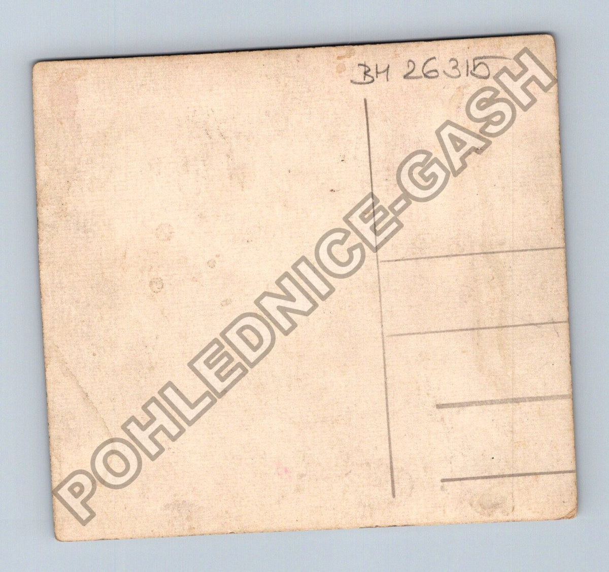 Pohlednice dvě osoby venku dřevěná chata (BM26315)