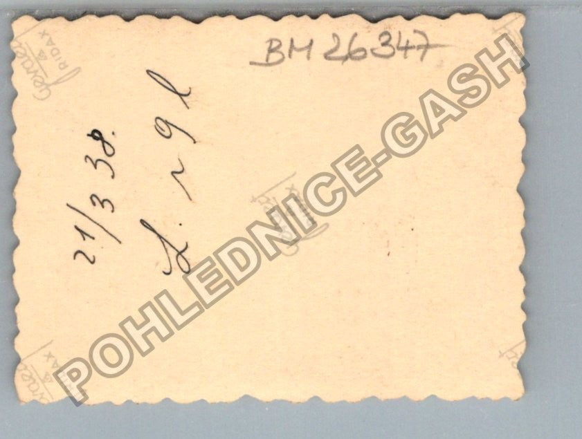 Stará fotografie žena a dítě před budovou 1938 (BM26347)