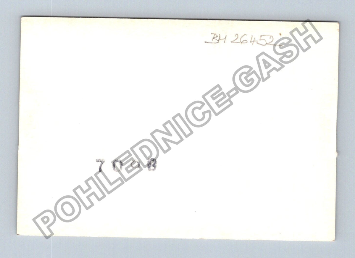 Stará fotografie auto s osobou v krajině (BM26452)