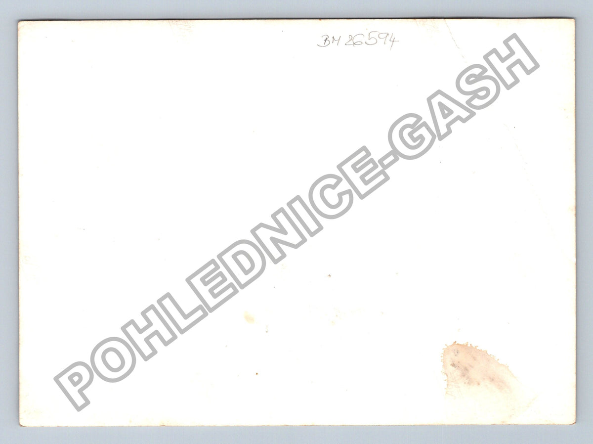Stará fotografie ležící osoba v poli (BM26594)