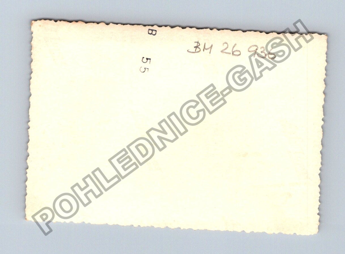 Stará fotografie muž opravuje kolo (BM26936)