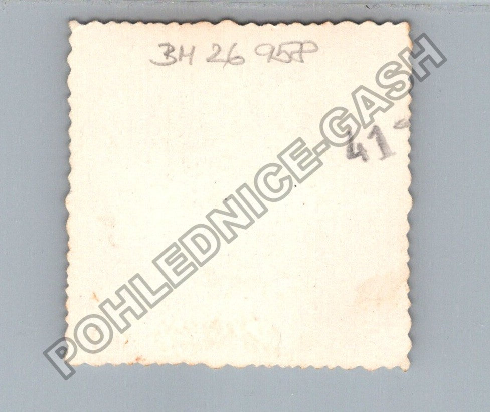 Stará fotografie tři osoby před domem (BM26958)