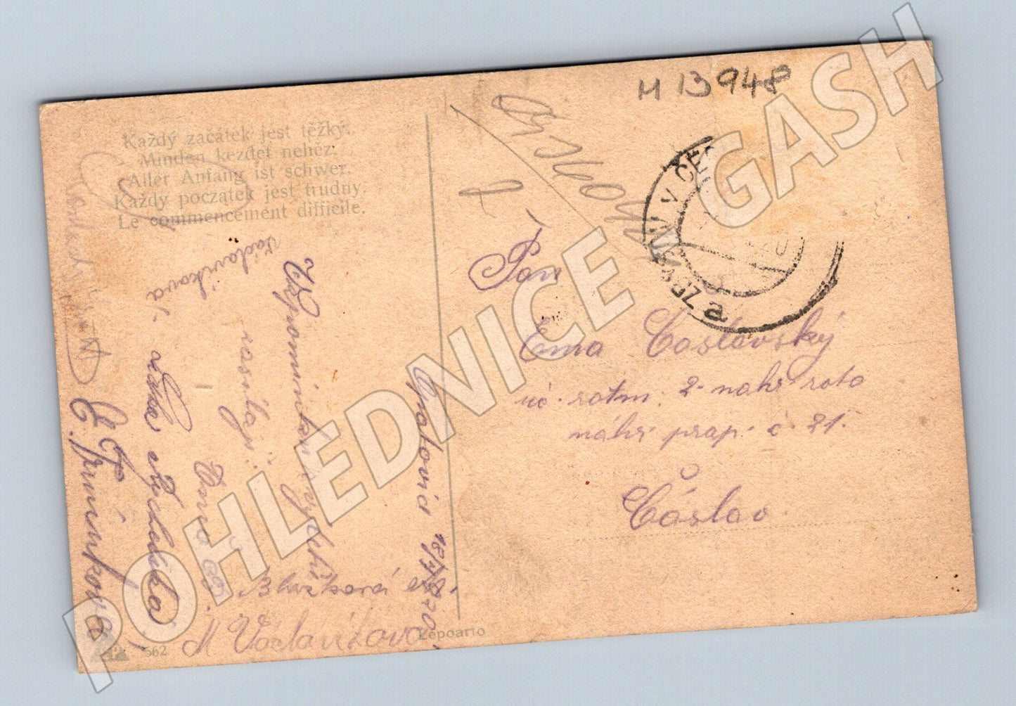 Pohlednice Chlapec u klavíru – malířský motiv (M13948)