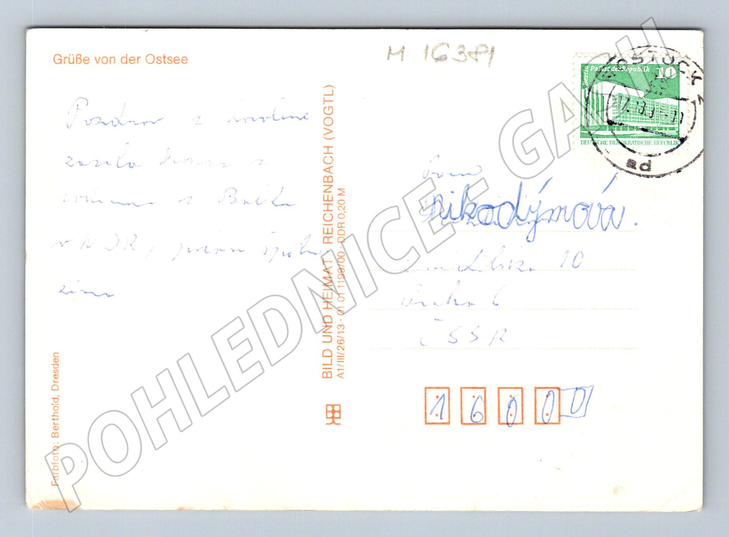 Pohlednice NDR Baltské moře dívka na kamenech zaslaná (M16381)