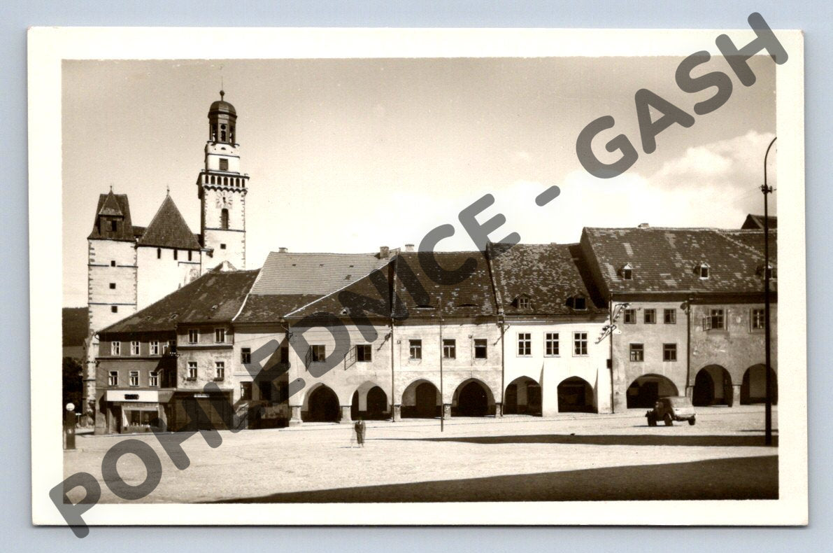Pohlednice Prachatice náměstí s podloubím a kostelem (M1790)
