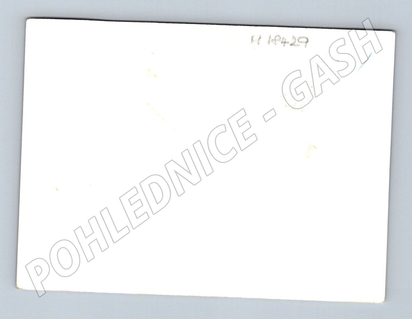 Pohlednice žena podepisuje dokument čb (M18429)