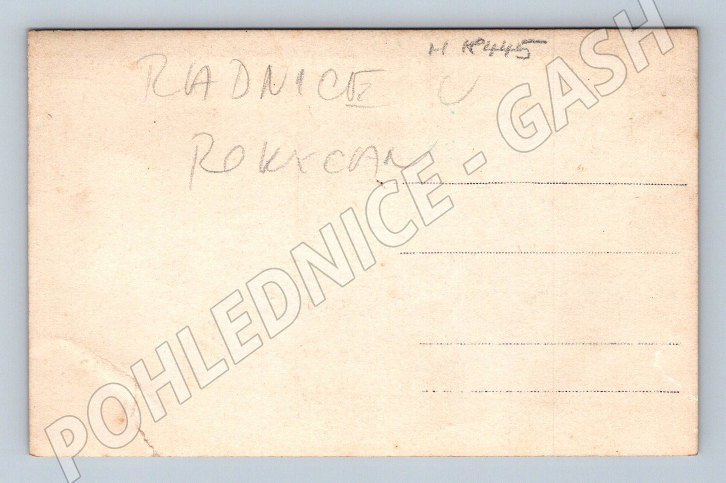 Pohlednice etnografie žena a dítě u domu Radnice (M18445)