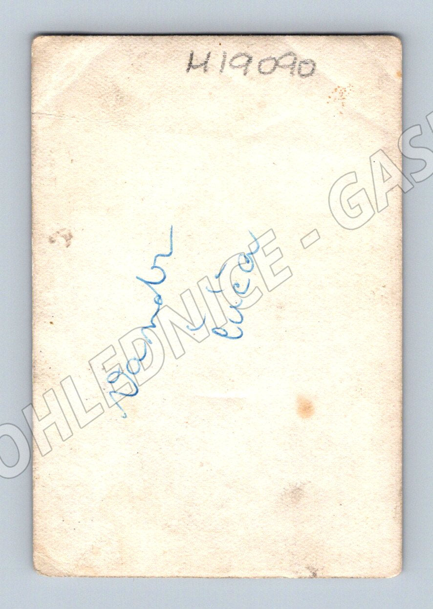 Pohlednice Černobílá skupina mladých osob na schodech (M19090)