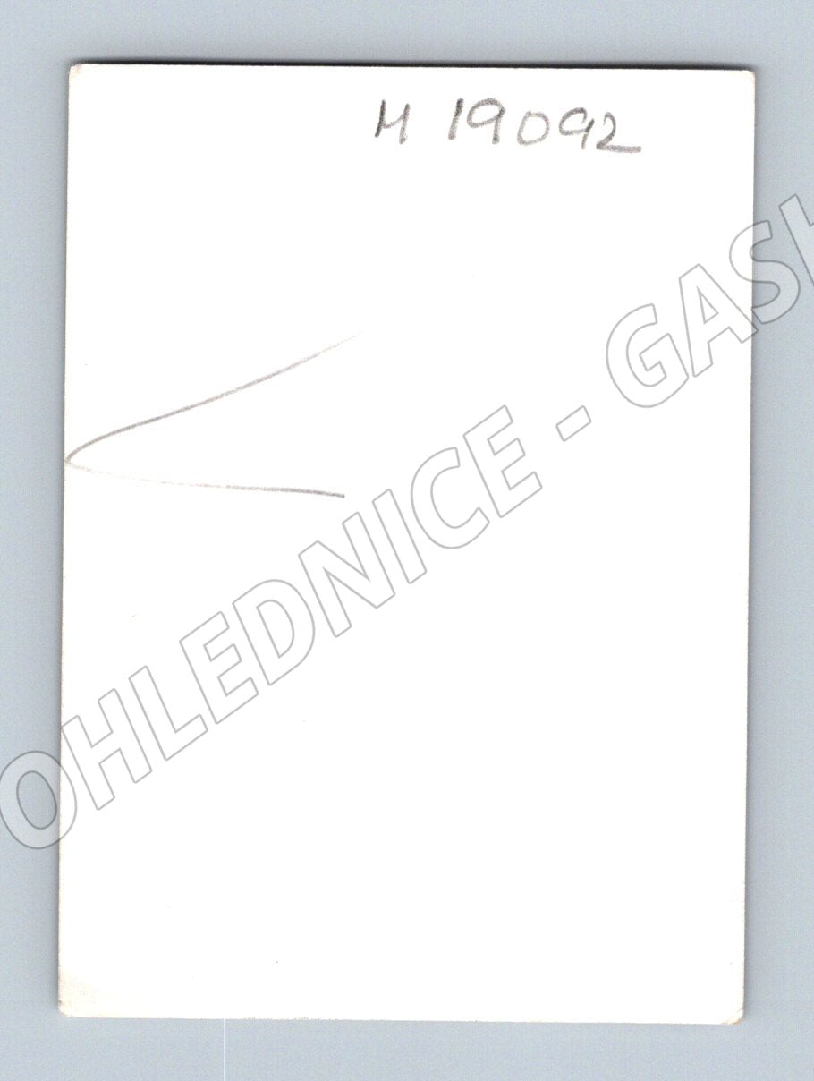 Pohlednice žena v zahradě černobílá (M19092)