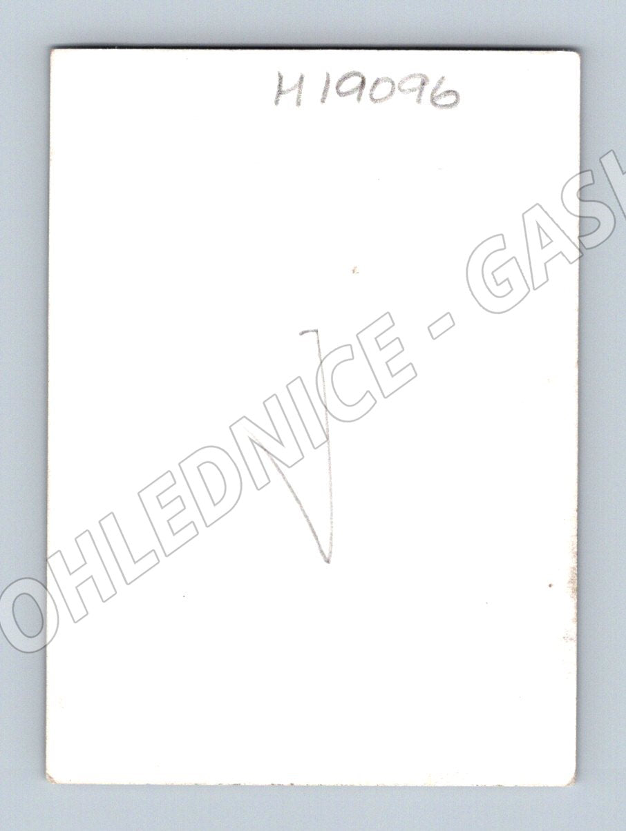 Pohlednice žena s džbánem radostná atmosféra Černobílá (M19096)