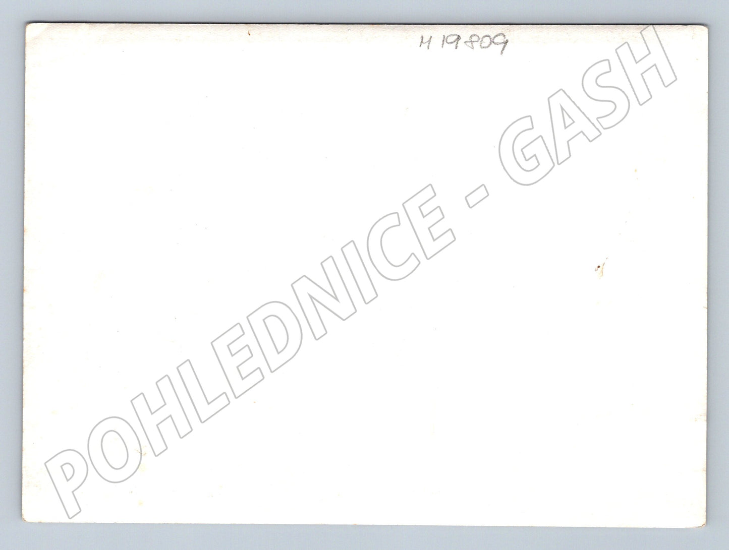 Pohlednice muž v uniformě v průmyslové chodbě černobílá nepro (M19809)