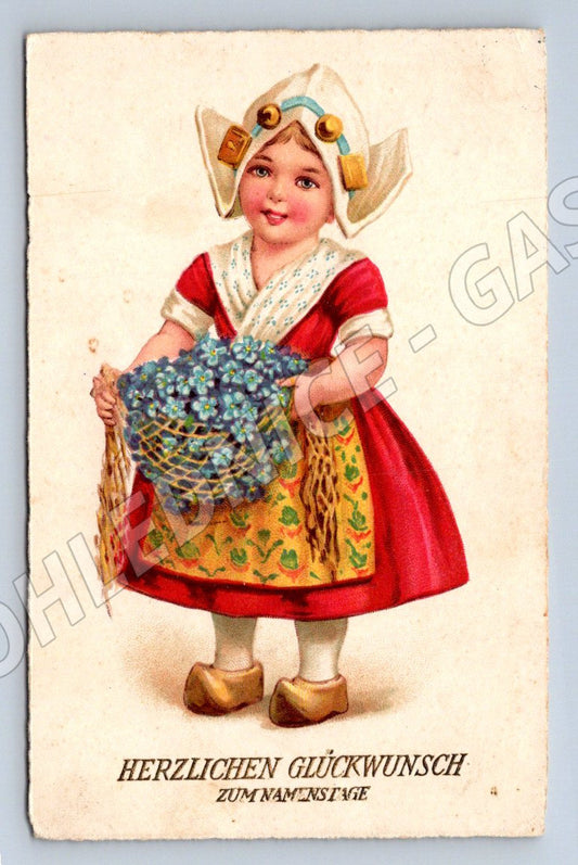 Dívka v kroji s košíkem květin etnografie (M2454)